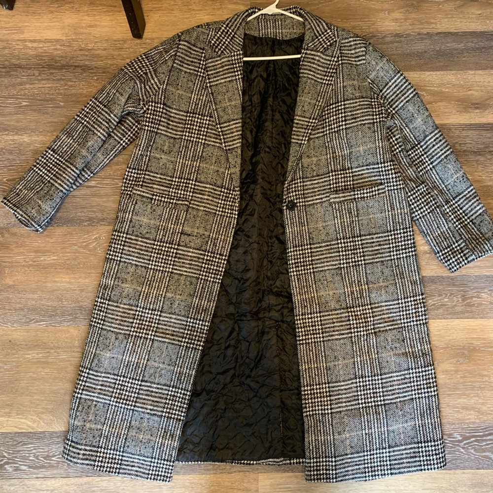 Black and White Plaid Coat 🧥